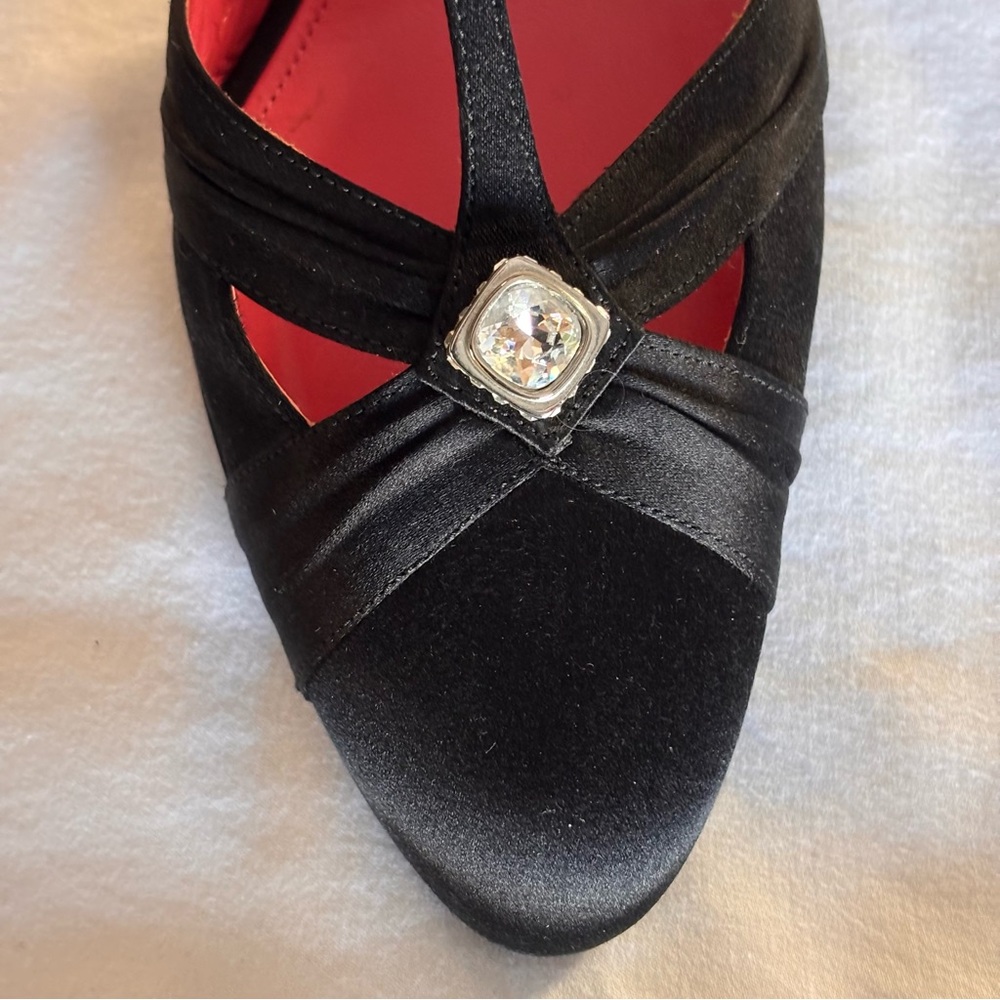 NWT Judith Leiber Black Satin T-strap Heels with Swarovski Crystal Accent Sz 8.5 - Picture 5 of 10